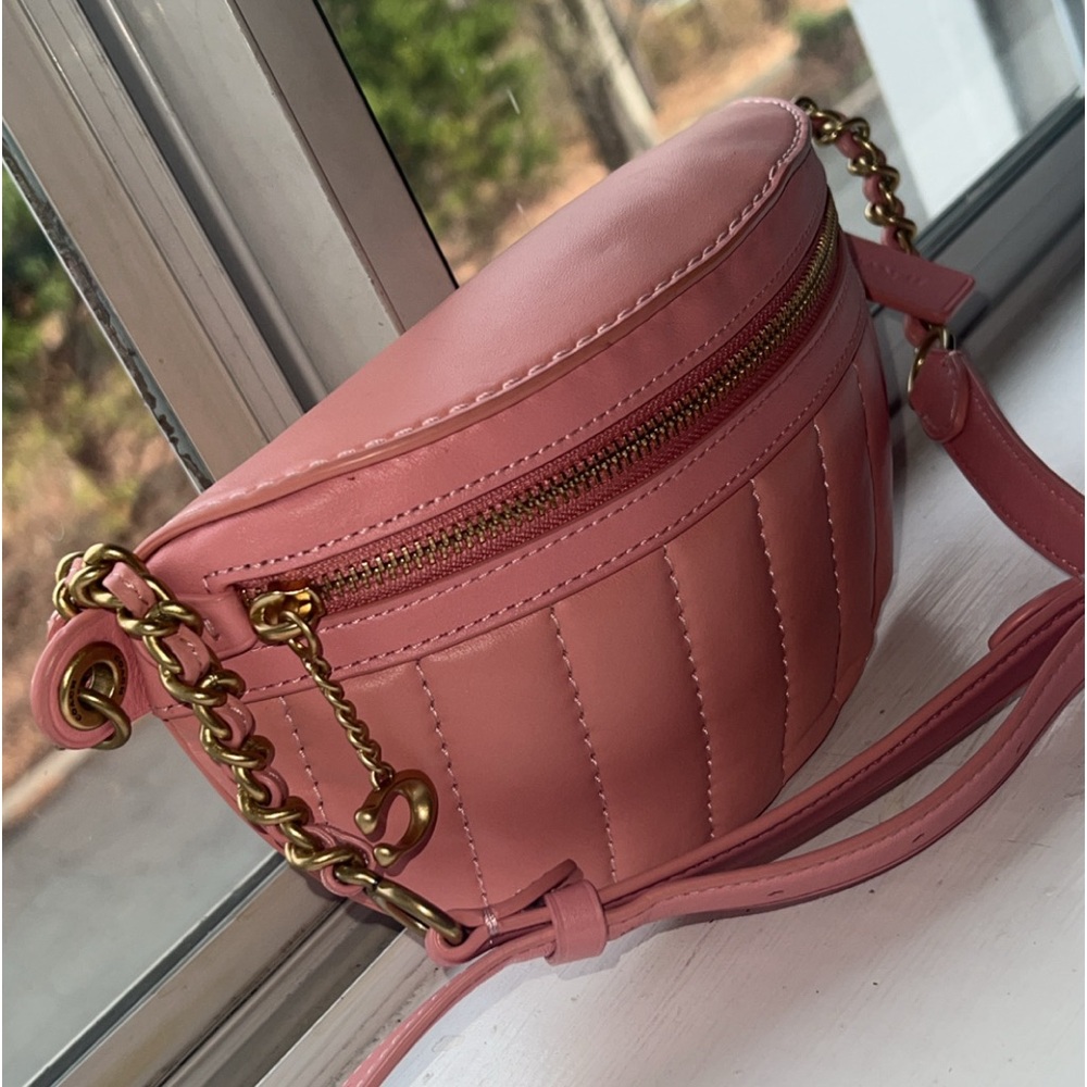 🛍️🛍️💫💫 Coach Pink Quilted Leather Belt Bag
Fanny Pack.. Very beautiful color.